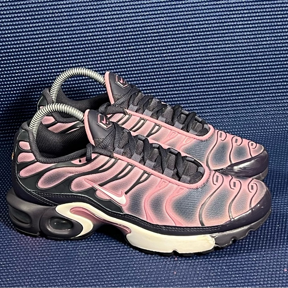 Nike Air Max Plus GS 'Gridiron Grey' Athletic Shoes Size 6.5Y Size 8 Women